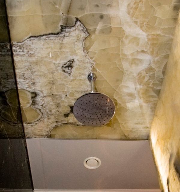 Akmens virsmas vannas istabai 9
